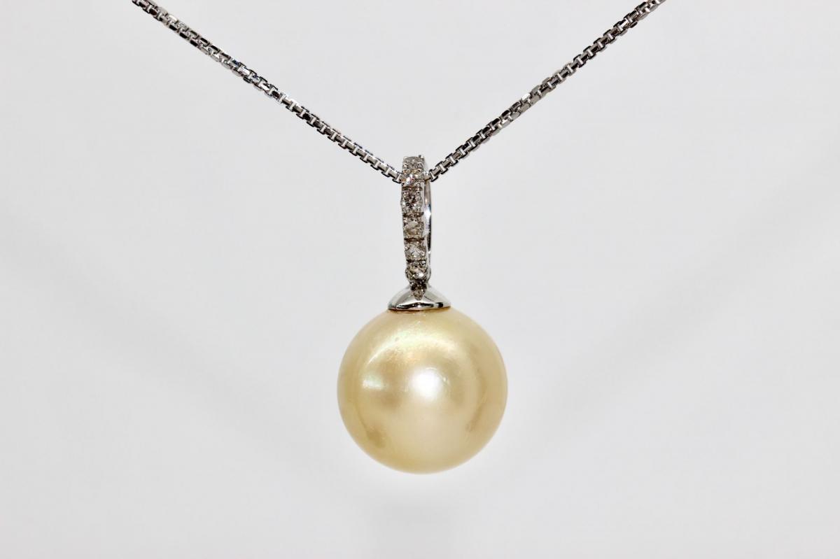 18ct White Gold South Sea Pearl and 
