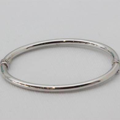 18ct White Gold Hinged Bangle