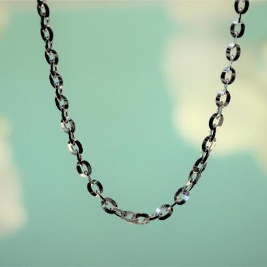 The White Gold Hammered Trace Chain - Medium