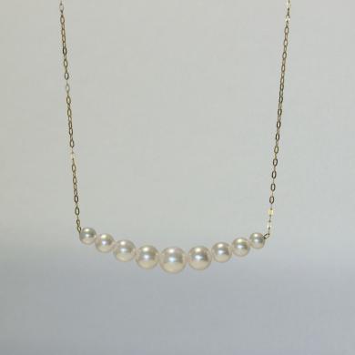 The 18ct yellow gold graduated pearl necklace.